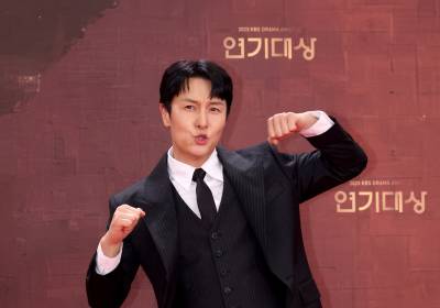 [포토]김동완, 전직 아이돌의 줌바 포즈