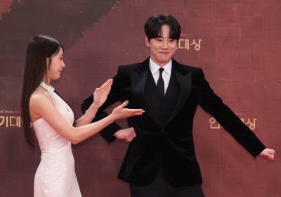 [포토]정은지 이준영, 칭찬은 포징을 만든다