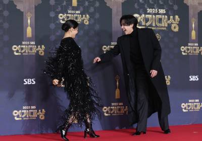 [포토] 이상희, 반가운 김도훈에게 '하나 둘 셋' 뛰어