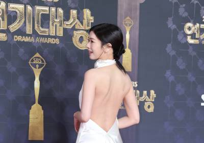 [포토] 정소민, 파격적인 드레스 뒤태