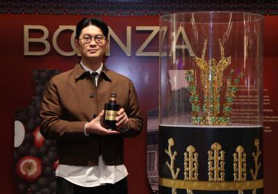 [포토] 최자, 화려한 분자 '신라 금관 에디션' 팝업