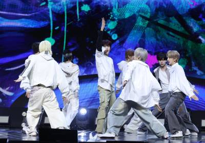 [포토] 아이덴티티, 멋지게 소화하는 타이틀곡 무대