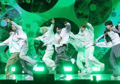 [포토] 아이덴티티, 화려한 조명 아래