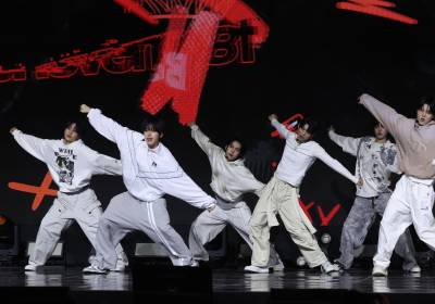 [포토] 아이덴티티, 신나는 무대 구성