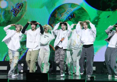 [포토] 멋진 안무 선보이는 아이덴티티