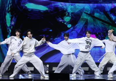 [포토] 아이덴티티, '프리티 보이 스웨그' 무대...'스웨그' 제대로