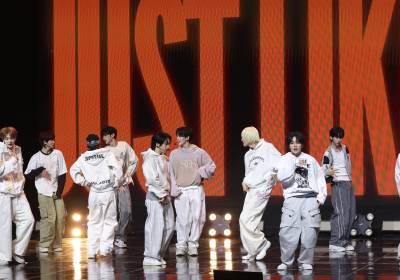 [포토] 아이덴티티, 화려한 무대 구성