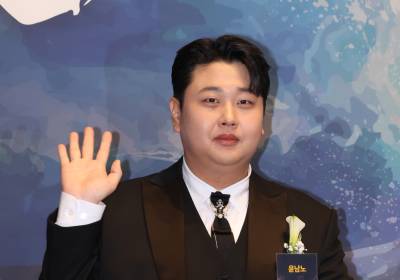 [포토] 윤남노, 수줍 은 손인사