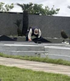 새해에도 아내 곁 지킨 구준엽…故서희원 묘소 목격담 “무척 쓸쓸해보여”