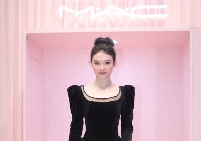 [포토] 미야오 엘라, 기프트 박스에서 나오는 인형