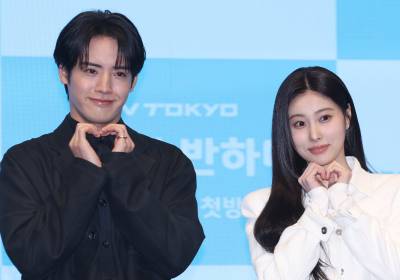 [포토] 아카소 에이지-강혜원, 귀여운 손하트