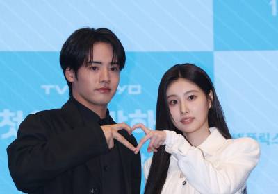 [포토] 아카소 에이지-강혜원, 함께 만드는 커플 하트