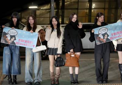 [포토]이즈나, 출국길에 펼치는 졸업축하 세리머니