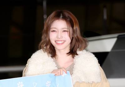 [포토]이즈나 정세비, 반달눈 축하미소