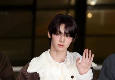 [포토]투어스 한진, 조각상같은 손인사