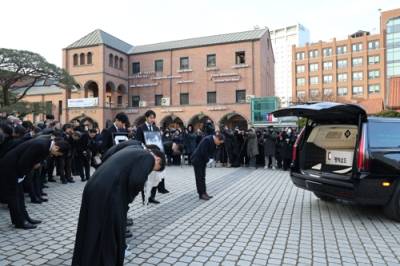 “한국 영화의 거목, 영원히 기억하겠습니다”… 故 안성기, 눈물 속 영면 [종합]