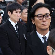 생전 환한 미소에 결국… 설경구·주지훈, 故안성기 추모 영상 보며 ‘눈물 꾹’ [IS현장]