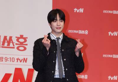 [포토] 조한결, 앙증맞은 손가락 하트