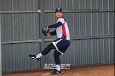 "지금 경기해도 되겠는데?" 1월인데 미트 펑펑, 고우석·노경은은 "못 말려" [IS 사이판]