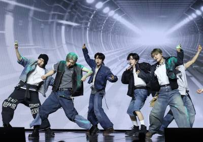 [포토] 알파드라이브원, 그루브가 멋진 힙합 베이스 무대