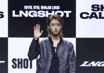 [포토] 롱샷 우진, 멋진 손인사