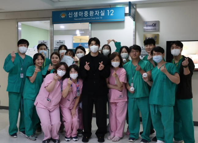 Kim Do-young with hospital staff