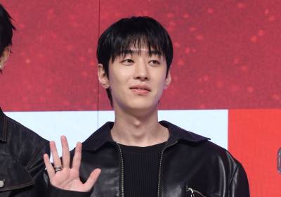 [포토] 그레이, 수줍은 손인사