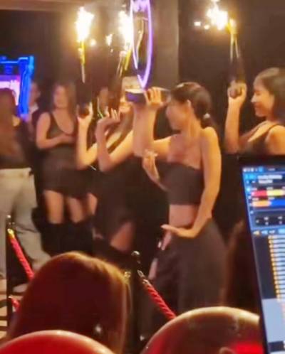 [왓IS] 샴페인걸→샴페인 폭죽 불꽃..제니, 日 클럽 생일파티 도마 위