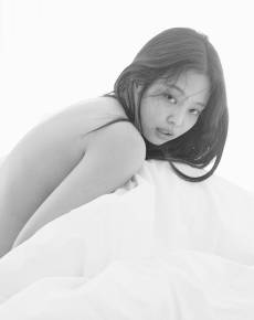 제니, 상의 탈의…한계 없는 비주얼 실험 [AI 포토컷]