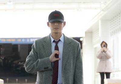 [포토]세븐틴 민규, 엔딩포즈같은 출국길 인사