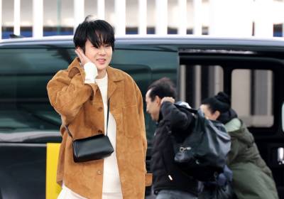 [포토]최우식, 몰아치는 강풍에 깜짝!