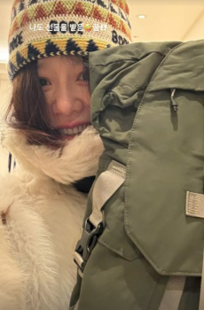 고현정, 털모자 쓰고 ‘활짝’…온기 넘치는 가족 생일 풍경 [AI 포토컷]