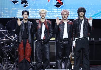 [포토] 에이엠피, 멋진 손인사