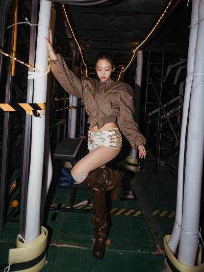 제니, 무대 뒤에서도 빛난 아우라…남다른 각선미 시선 집중 [AI 포토컷]