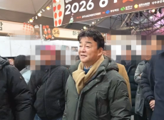 백종원, 논란 8개월만 지역 축제서 포착…‘흑백2’ 타고 방송 복귀하나 [왓IS]