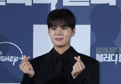 [포토] 려운, 훈훈한 손가락 하트 포즈