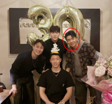 전진우, 잉글랜드 적응 속 든든한 지원군 접촉…황희찬 생일날 '30' 풍선 아래 포착!