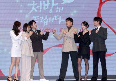 [포토]'사랑을 처방해 드립니다', 포즈만 봐도 기대가 솔솔