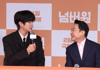 [포토] 최우식-김태용 감독, 귀여운 눈맞춤