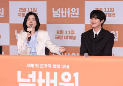 [포토] 장혜진, "'넘버원' 포스터 우식이와 제 아들이 닮았어요"