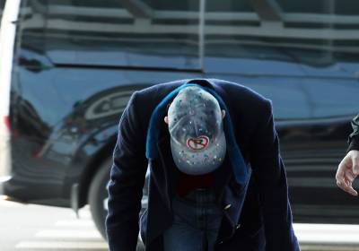 [포토] 지드래곤, 가방과 바닥이 만나기 직전