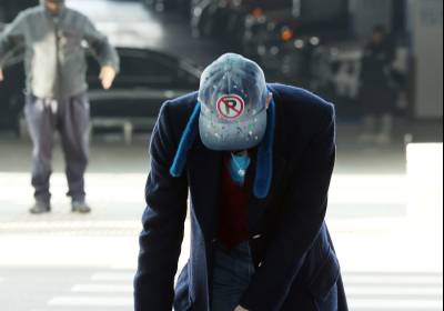 [포토] 지드래곤, 명품백 바닥에 내려놓는 스웨그