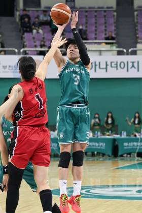 진안 더블 더블…하나은행, BNK 제압하고 연패 탈출