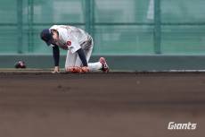 1차 캠프 맞아? 재도약 절실한 롯데, '야간 훈련 디폴트+팀 수비→유니폼 착용 [IS 타이난]