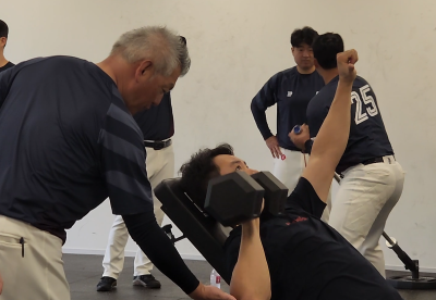 부상 악몽에 시달린 롯데, '관장님 포스' 히사무라 코디네이터와 시작하는 훈련 [IS 타이난]