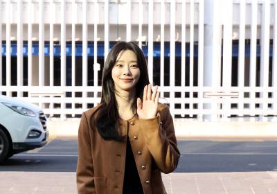 [포토]이주빈, 길을 건너면서도 팬서비스