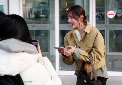 [포토]채수빈, 팬들 선물에 함박미소