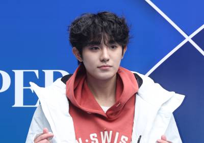 [포토] 온리원오브 용수, 수줍은 손가락 하트