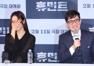 [포토] 류승완, '신세경...예쁘게 찍힌 게 아니라 원래 예뻐'