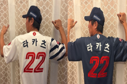 롯데의 배려에 감동한 다카쓰, 이틀 연속 유니폼 인증…무슨 일이길래